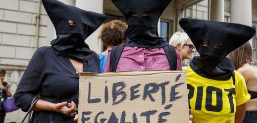Ženy v Londýně před francouzskou ambasádou protestovali proti zákazu nošení burkin.