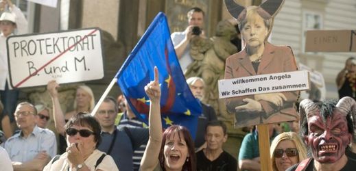 Návštěvu doprovázela řada odpůrců azylové politiky Merkelové. 