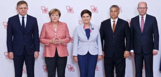 Zleva Robert Fico, Angela Merkelová, Beata Szydlová, Viktor Orbán a Bohuslav Sobotka.