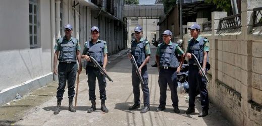 Bangladéšská policie drží hlídku po dopadení útočníků.