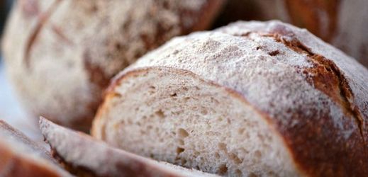 Tisíce domácností zkoušejí nyní péct tradiční kváskový chléb. 