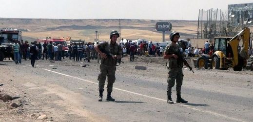 Turečtí vojáci hlídají situaci po výbuchu v Turecku (ilustrační foto).