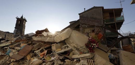 Středeční zemětřesení o síle 6,2 stupněve ve středu Itálie mělo ničivé následky .