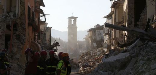 Trosky po zemětřesení v Itálii.