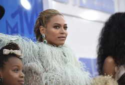 Americká zpěvačka Beyoncé pózovala na bílém koberci.