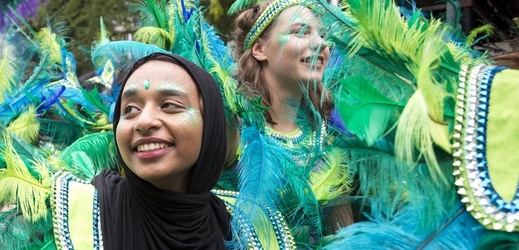 Festial Notting Hill Carnival začal tradičně pestrobarevným průvodem a desítkami zatčení.
