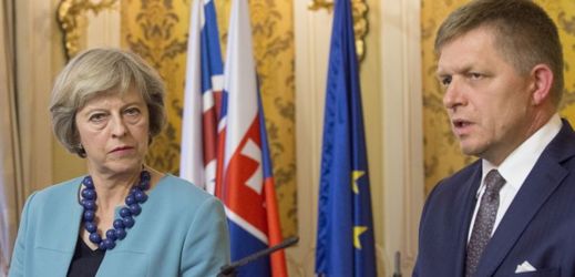 Britská premiérka Theresa Mayová a slovenský premiér Robert Fico.