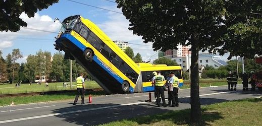 Trolejbus zůstal po nehodě v nebezpečné poloze. 
