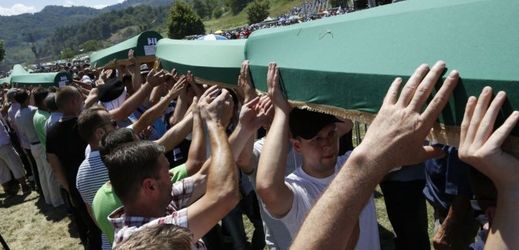 Lidé v Bosně uctili památku obětí masakru (ilustrační foto).