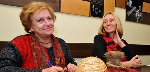 Věra Čáslavská (vlevo) s režisérskou Olgou Sommerovou.