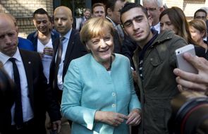 Ještě rok zpátky fotila Angela Merkelová selfíčka s uprchlíky.