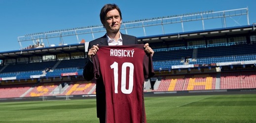 Tomáš Rosický v pondělí přestoupil do Sparty a o jeho dresy se strhl velký zájem.