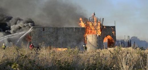 Páteční požár dekorace na Barrandově ohrozil natáčení seriálu.