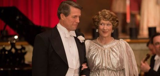 Florence (Meryl Streepová) s manželem (Hugh Grant).