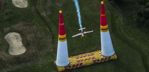 Letecká akrobacie v podání pilotů na Red Bull Air Race.