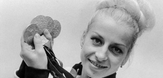 Věra Čáslavská pózuje se svými medailemi.
