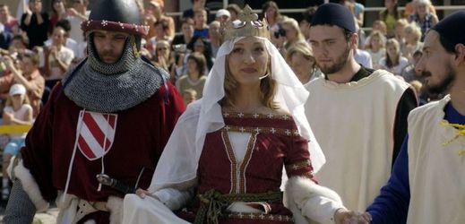 Slavnosti královny Elišky každoročně přilákají do Hradce Králové tisíce lidí.