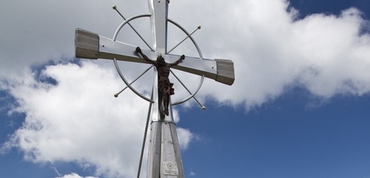 Jeden z křížů na alpském vrcholku. 