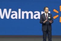 Propuštěným zaměstnancům z administrativy nabídne Wal-Mart místo na prodejnách. Na snímku výkonný ředitel Doug McMillon.