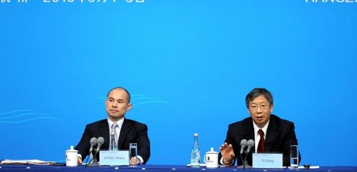 Summit G20 hostí čínské město Chang-čou. Vpravo Yi Gang, viceguvernér čínské Lidové Banky.