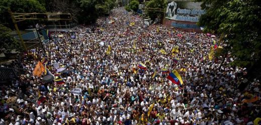 Demonstrace za odvolání prezidenta v Caracasu. 