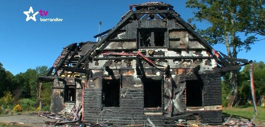 Vyhořelý dům dlužníka.