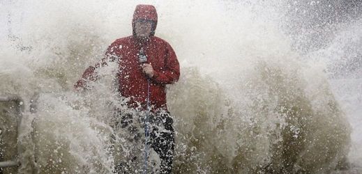 Reportér bojuje s vlnou a pokouší se podat informace o hurikánu Hermine.