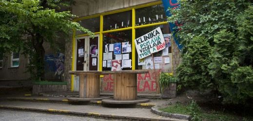 Budova na pražském Žižkově, v níž aktivisté provozovali sociální centrum Klinika.