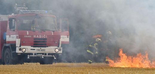 Hašení požáru na poli (ilustrační foto).