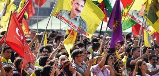 Protestující drží portréty Abdullaha Öcalana, vězněného vůdce Strany kurdských pracujících 