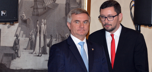 Vedoucí kanceláře prezidenta Vratislav Mynář (vlevo) a mluvčí prezidenta Jiří Ovčáček.
