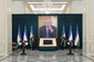Uzbekistánská čestná stráž stojící vedle portrétu zesnulého prezidenta.