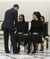 Ruský premiér Dmitrij Medveděv kondolující  vdově Taťjaně Karimovové (vlevo) a dceři Lole.