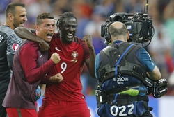 Portugalci Éder (vpravo) a Cristiano Ronaldo po vítězném finále Eura 2016 ve Francii.