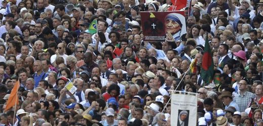 Tisíce poutníků a věřících na Svatopetrském náměstí ve Vatikánu přihlíželo svatořečení Matky Terezy.