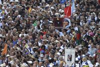 Tisíce poutníků a věřících na Svatopetrském náměstí ve Vatikánu přihlíželo svatořečení Matky Terezy.