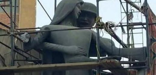 Kontroverzní socha Matka mučedníka.