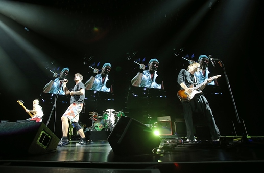 Red Hot Chili Peppers zahráli v Praze po čtyřech letech, naposledy se "Papričky" objevily ve vršovickém Edenu.