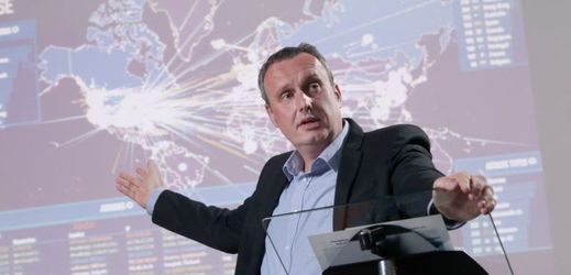 Prorektor VŠ CEVRO Institut Tomáš Pojar, M.A. ukazuje na graf s kybernetickými útoky.