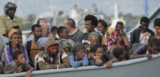 Migranti na člunu v Itálii.