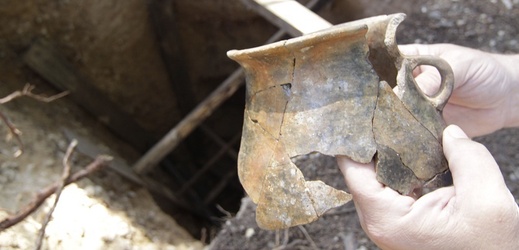 Část 4000 let staré nádoby únětické kultury, nalezené v jedné ze šachet pravěkého dolu.