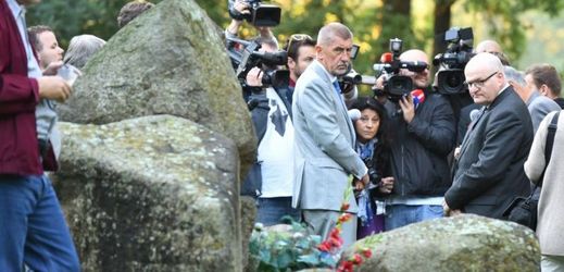 Andrej Babiš v bývalém koncentračním táboře v Letech, kde uctil památku romských obětí.