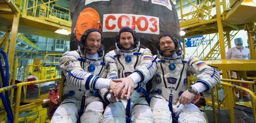 Snímek s ruskými kosmonauty a americkým astronautem J. Williamsem.