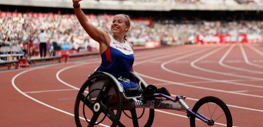Britská paralympionička Hannah Cockroftová viní velké sportovní značky z diskriminace.
