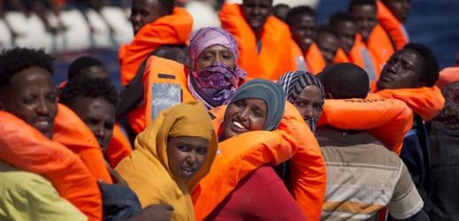 Záchrana migrantů připlouvajících po moři.