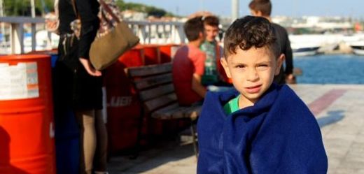 Největší část dětí bez doma tvoří uprchlíci ze Sýrie a Afghánistánu. Na snímku chlapec, jenž dorazil z Turecka do Řecka.