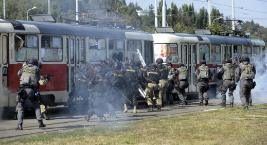 Policisté útočí na tramvaj.