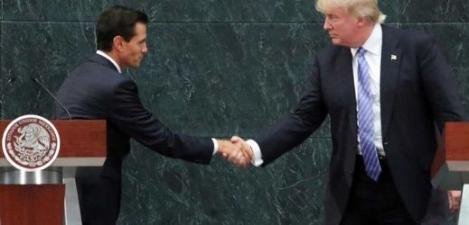 Mexický prezident Enrique Pena Nieto a kandidát Donald Trump. 