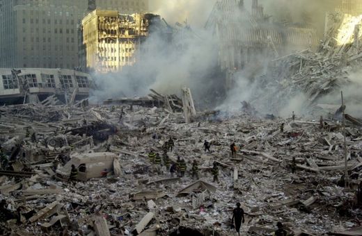 Světové obchodní centrum po útocích 11. září 2001.