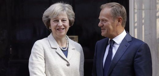Britská premiérka Theresa Mayová a předseda Evropské rady Donald Tusk.